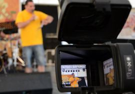 Fellépők és műsorelemek profi konferálása, felvezetése, riportok készítése, beszélgetések 